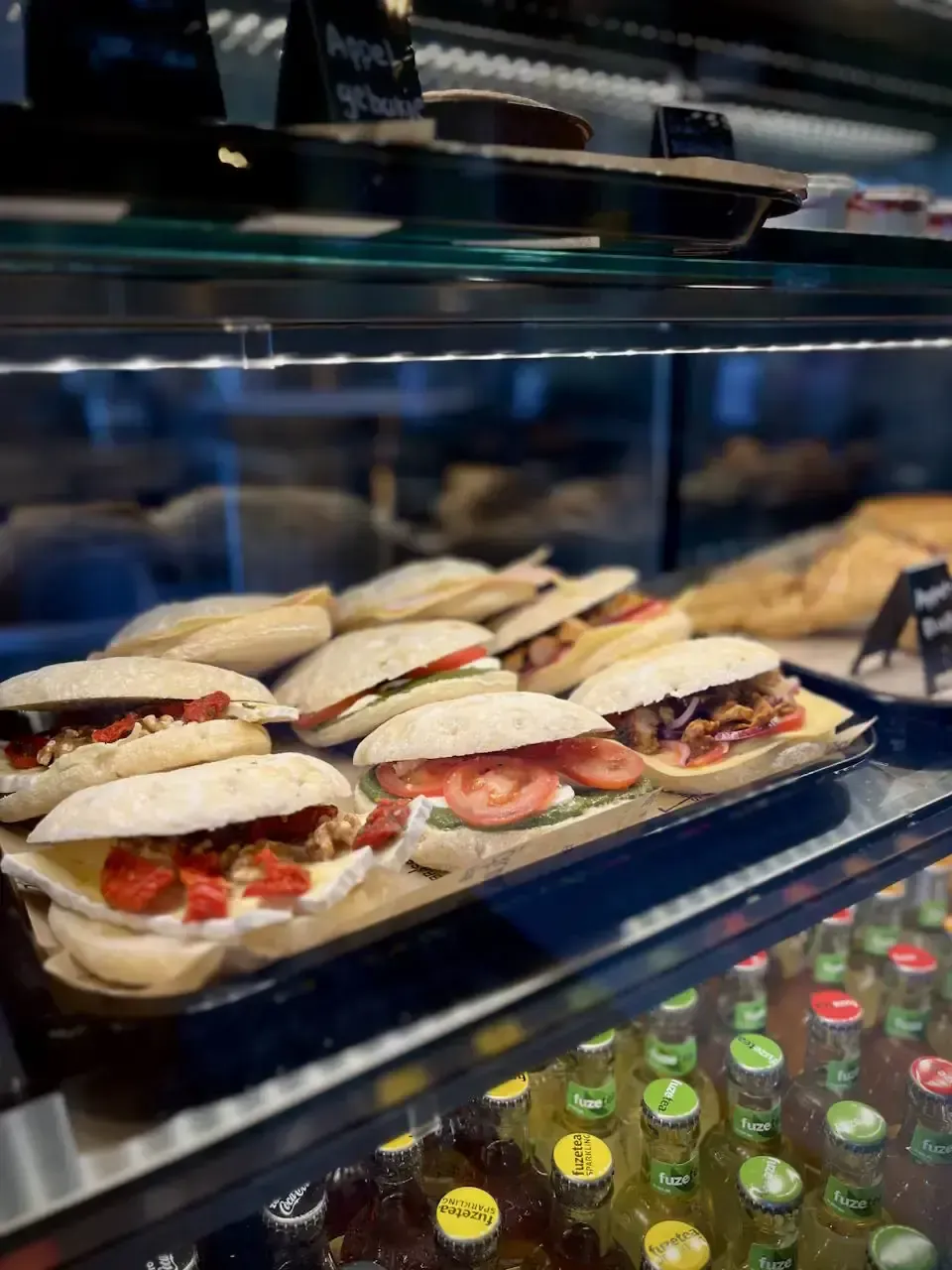 Verse broodjes in de vitrine - dagelijks vers